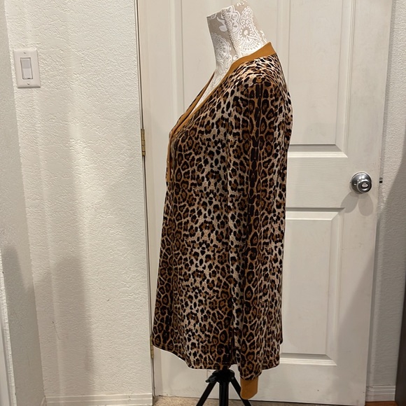 Beautiful Buttoned Up Leopard Print Top In Excellent Condition - Picture 2 of 4